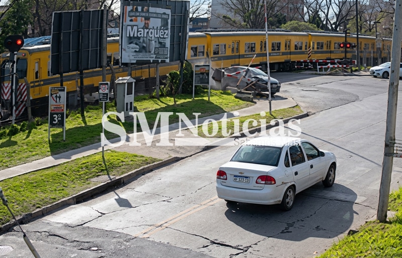 Sobrevivió de milagro tras cruzar con barrera baja en Villa Bosch y ser embestido por el tren Urquiza