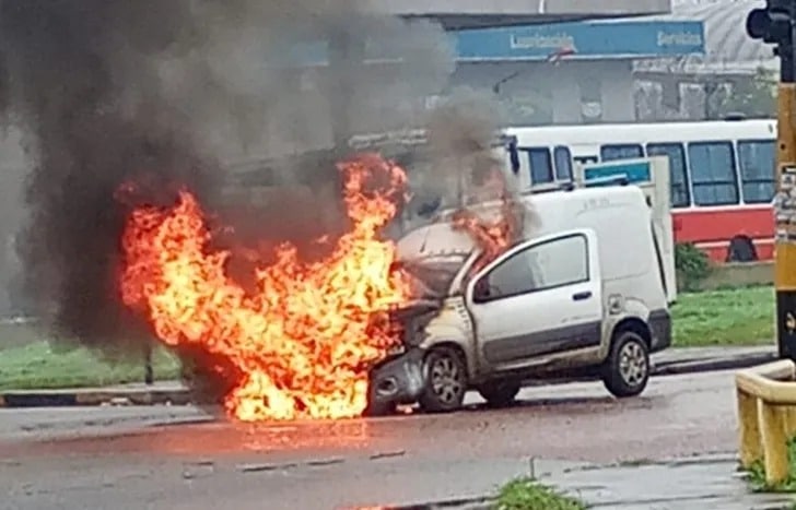 Tensión en Temperley: una camioneta se incendió en plena avenida y quedó destruida