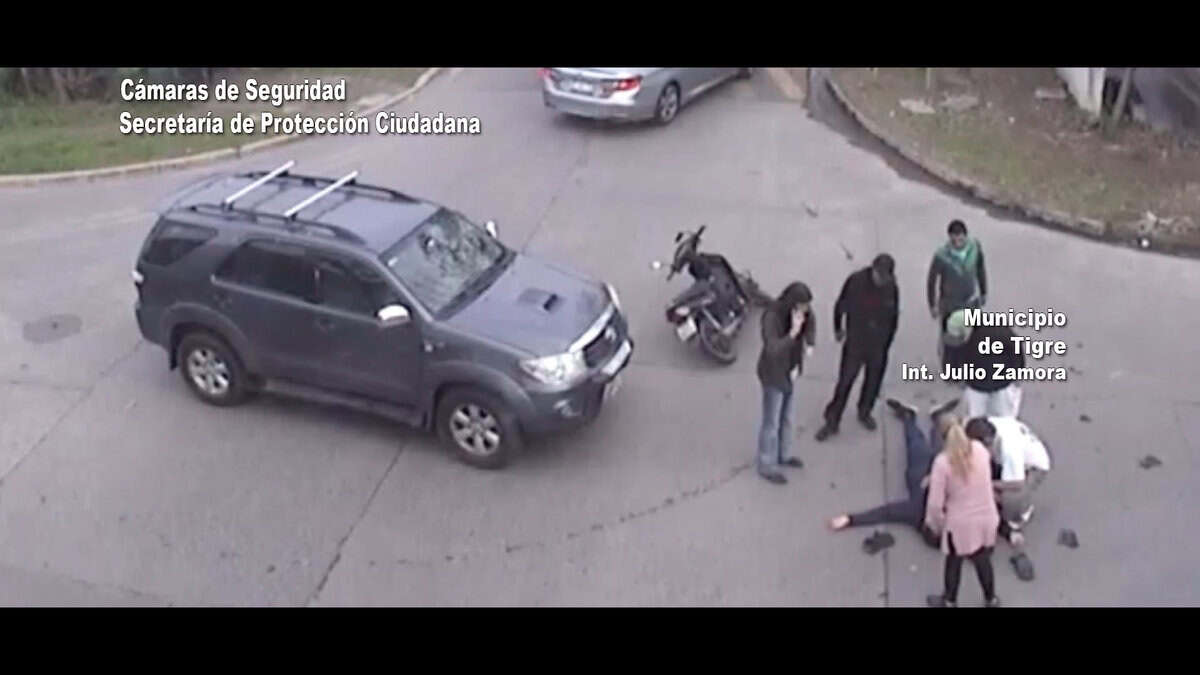 Tigre: Las cámaras del COT registraron un choque entre una moto y una camioneta