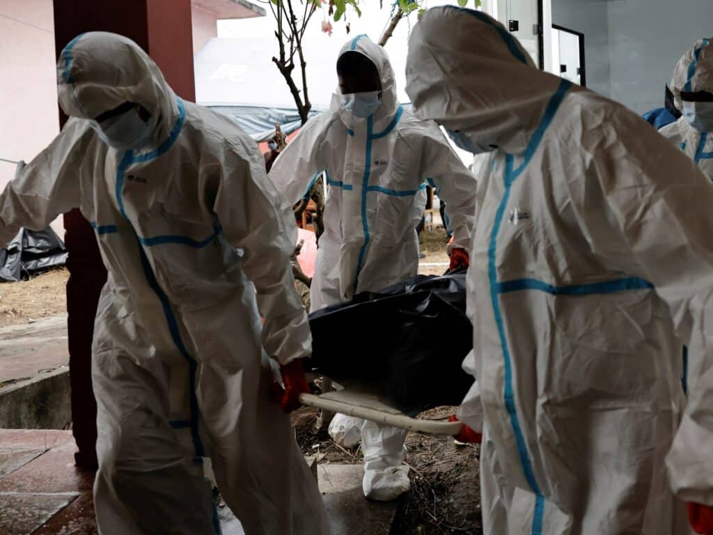 Tragedia en Nepal: cuerpos sin identificar y morgues colapsadas