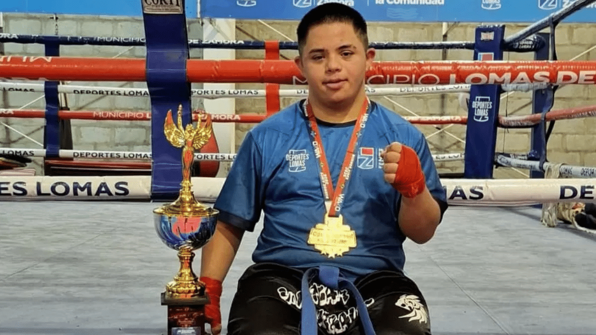 Un joven de Lomas es el primer instructor de kickboxing con síndrome de Down del país