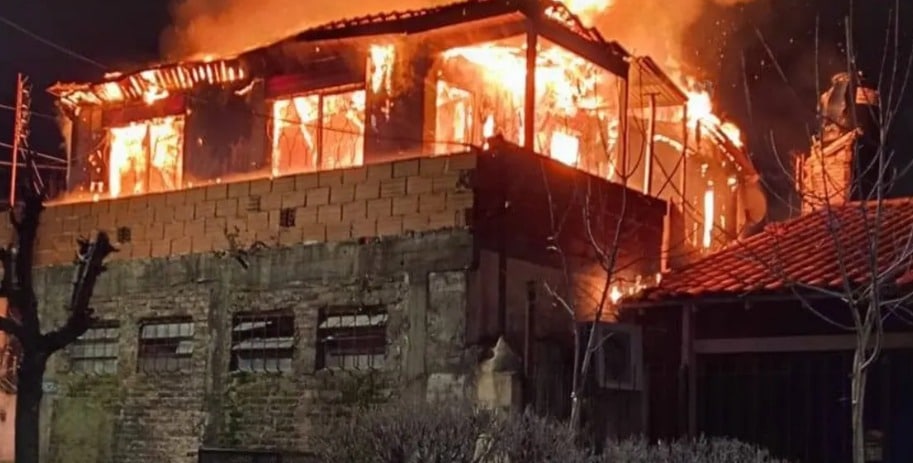 Voraz incendio destruyó la planta alta de una casa en Temperley