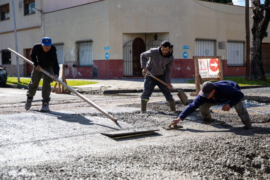 Avanzan las obras de pavimentación en distintos barrios de Lanús