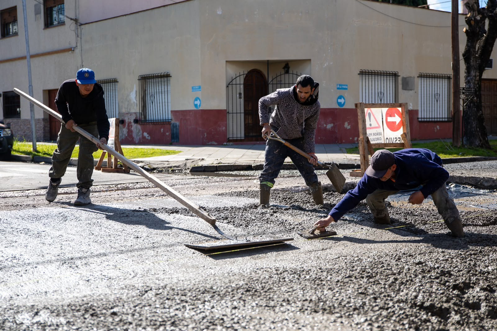 Avanzan las obras de pavimentación en distintos barrios de Lanús