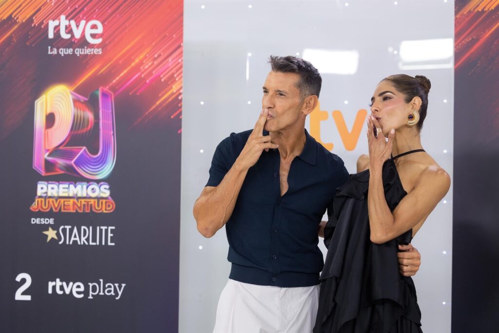 Carín León lidera con nueve nominaciones los Premios Juventud 2026