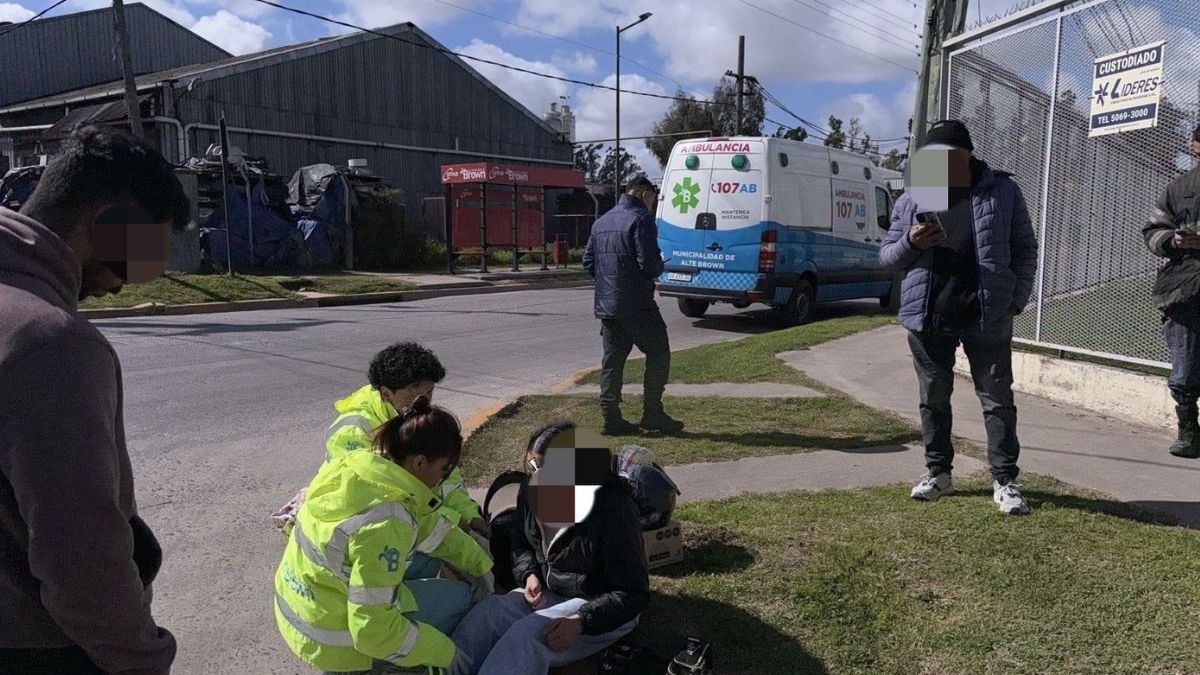 Choque entre un auto y una moto en el Parque Industrial de Burzaco dejó una mujer herida