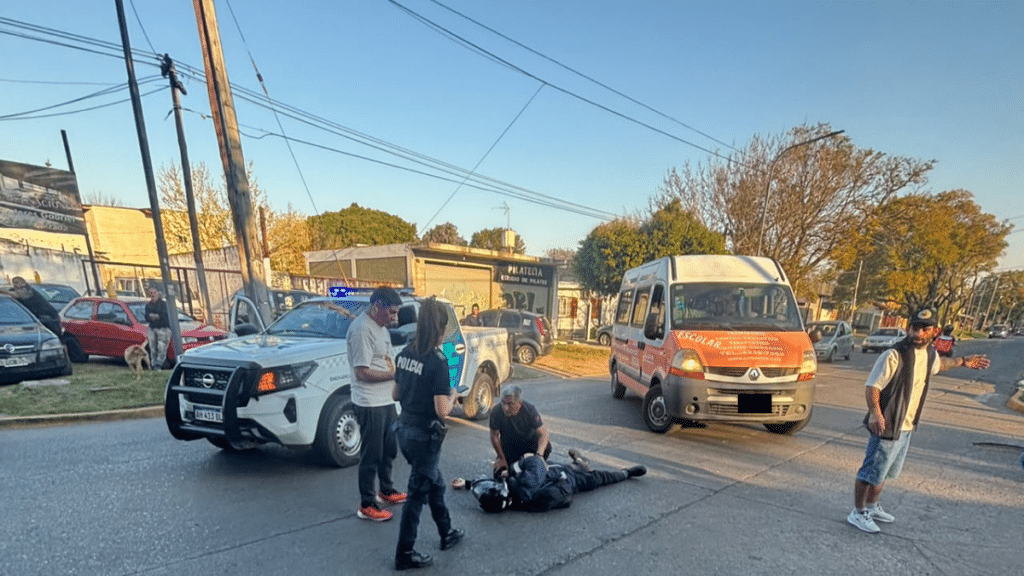 Choque entre un transporte escolar y una moto en Burzaco: un hombre herido