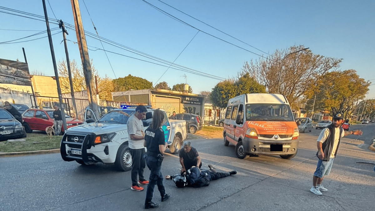 Choque entre un transporte escolar y una moto en Burzaco: un hombre herido