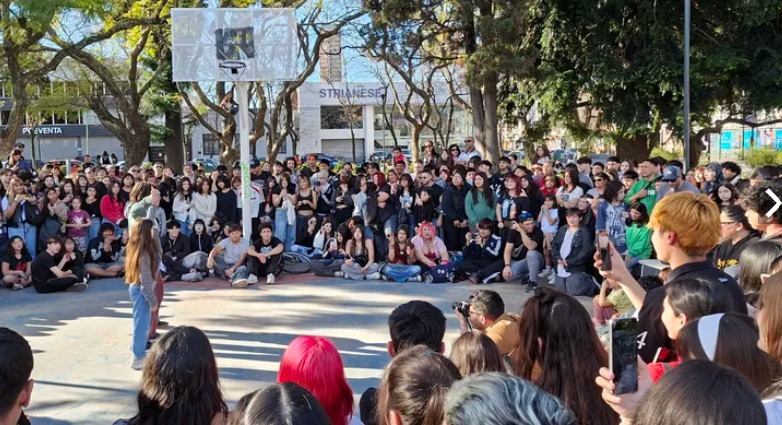 Cientos de jóvenes participaron en la 'Batalla de Farmear Aura' en Lomas