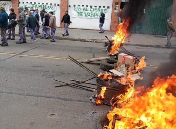 Conflicto en fábrica de Lanús: trabajadores llevan 2 meses sin cobrar