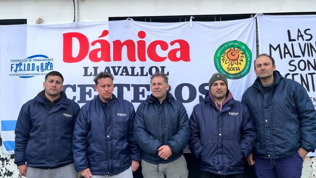 Continúa el acampe frente a la planta de Dánica en Llavallol
