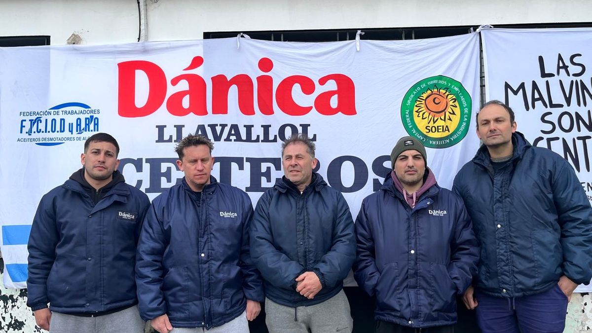Continúa el acampe frente a la planta de Dánica en Llavallol