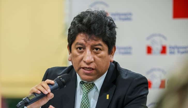 Cuatro bancadas piden destituir al defensor Josué Gutiérrez por sugerir el cierre del Congreso