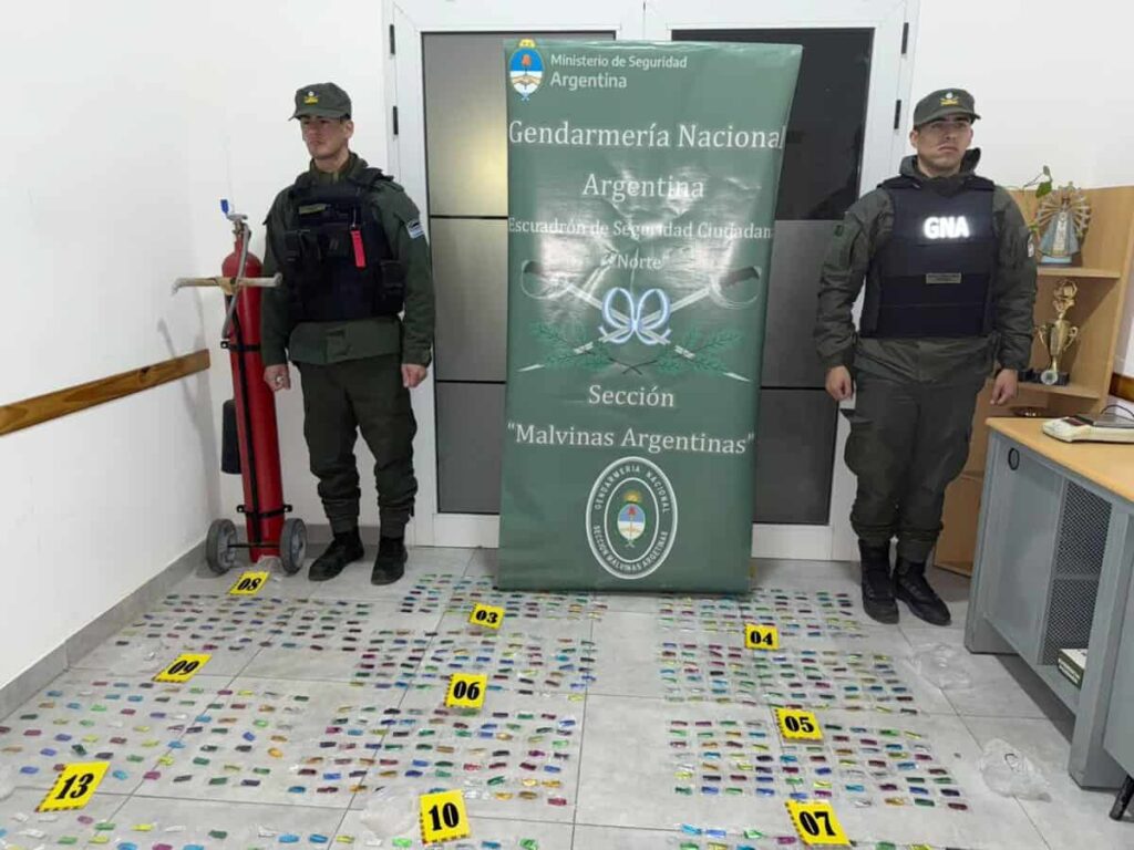 Detuvieron a una pareja con casi mil dosis de droga en Malvinas Argentinas