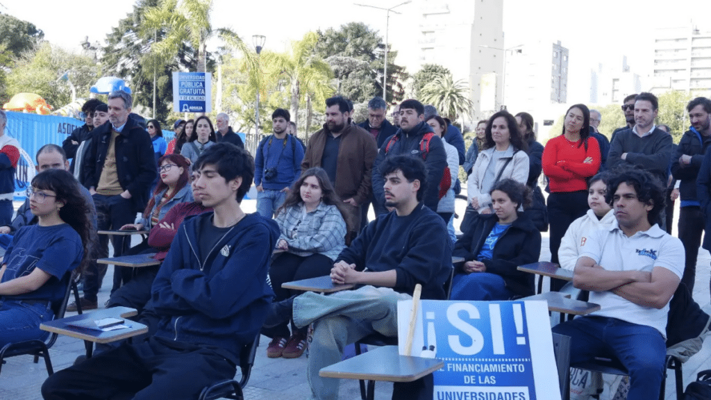 Docentes de la Universidad de Lomas realizaron una clase pública en la Plaza Grigera