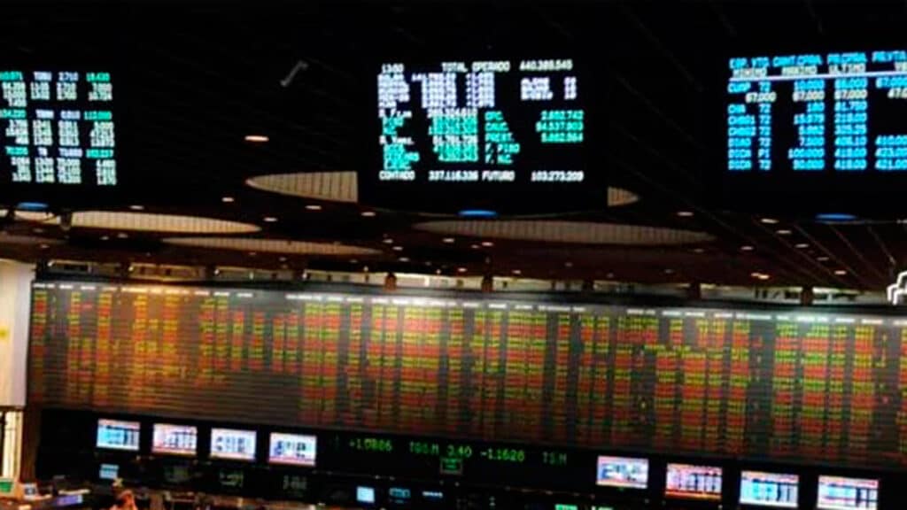 El riesgo país supera los 600 puntos y caen bonos y acciones