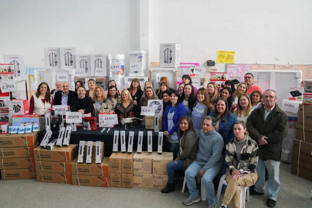 Escuelas de Ituzaingó recibieron equipamiento por $45 millones