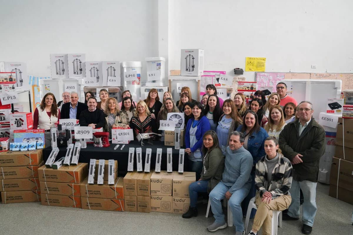 Escuelas de Ituzaingó recibieron equipamiento por $45 millones