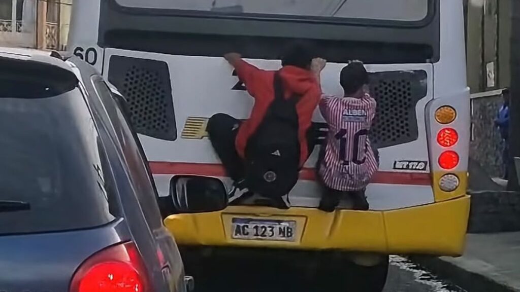 Imprudencia en Lomas de Zamora: jóvenes colgados de un colectivo