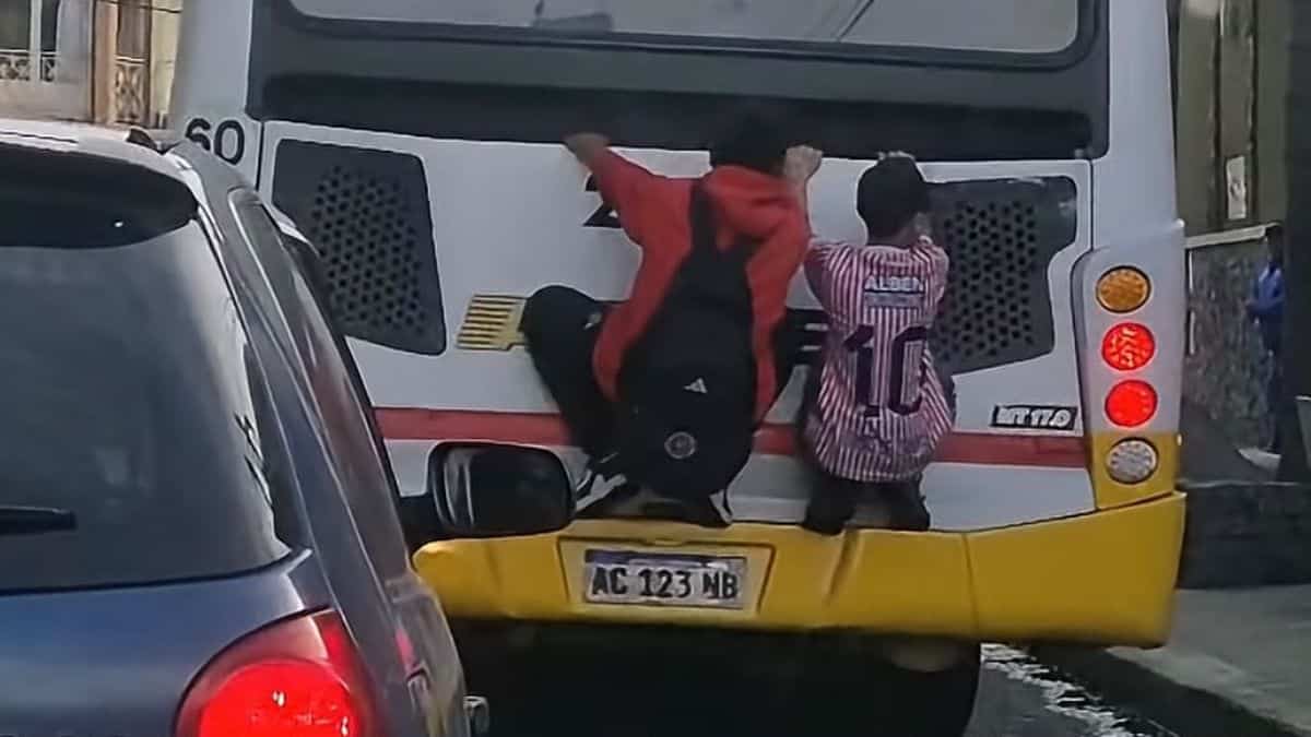 Imprudencia en Lomas de Zamora: jóvenes colgados de un colectivo