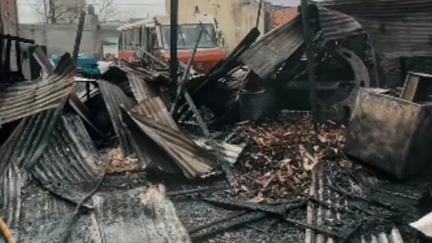 Incendio destruyó un galpón en Villa Centenario
