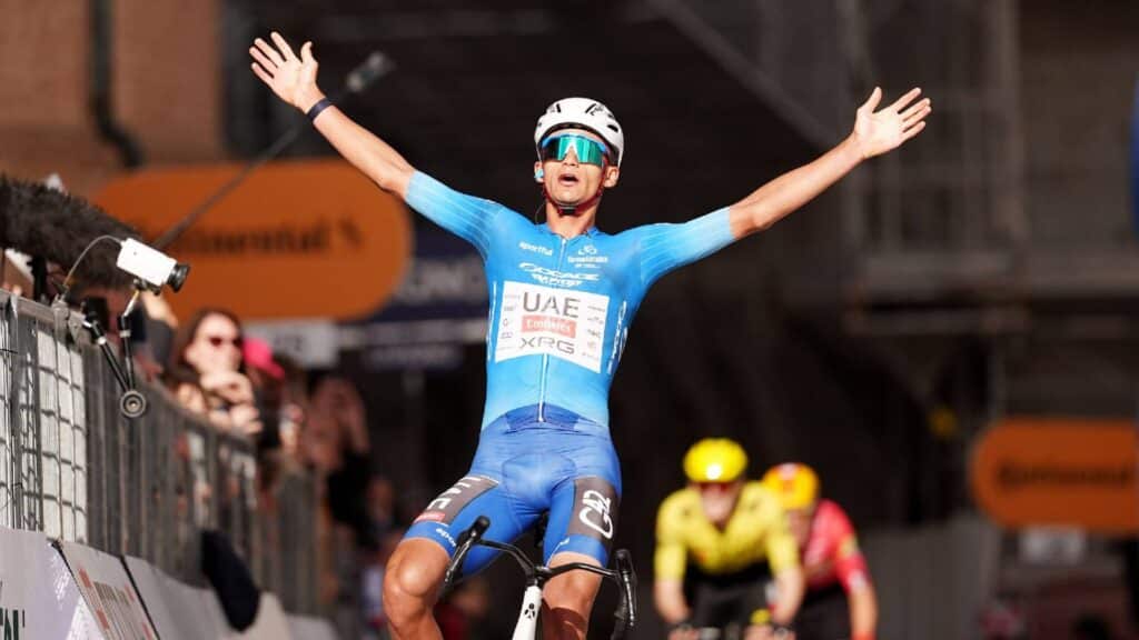 Isaac del Toro compite en el Mundial de Ciclismo en busca de hacer historia para México