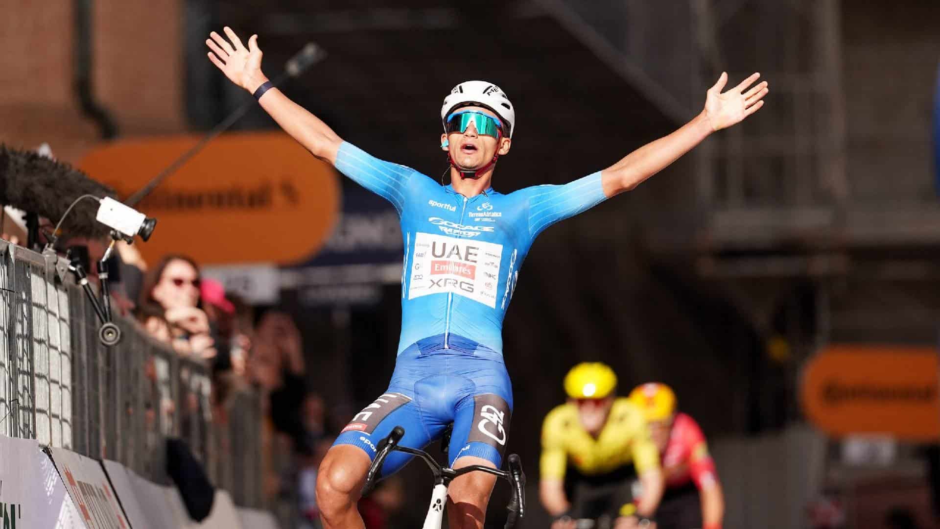Isaac del Toro compite en el Mundial de Ciclismo en busca de hacer historia para México