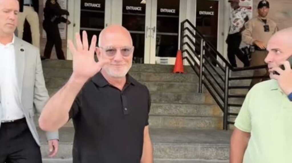 Jeff Bezos se presentó en los tribunales de Miami para cumplir con su deber cívico