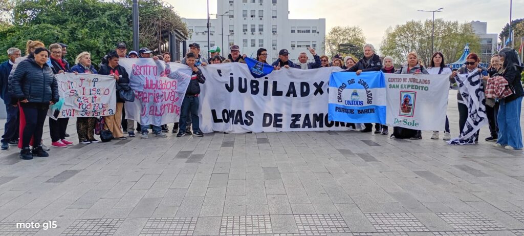 Jubilados lomenses volvieron a manifestarse contra el ajuste
