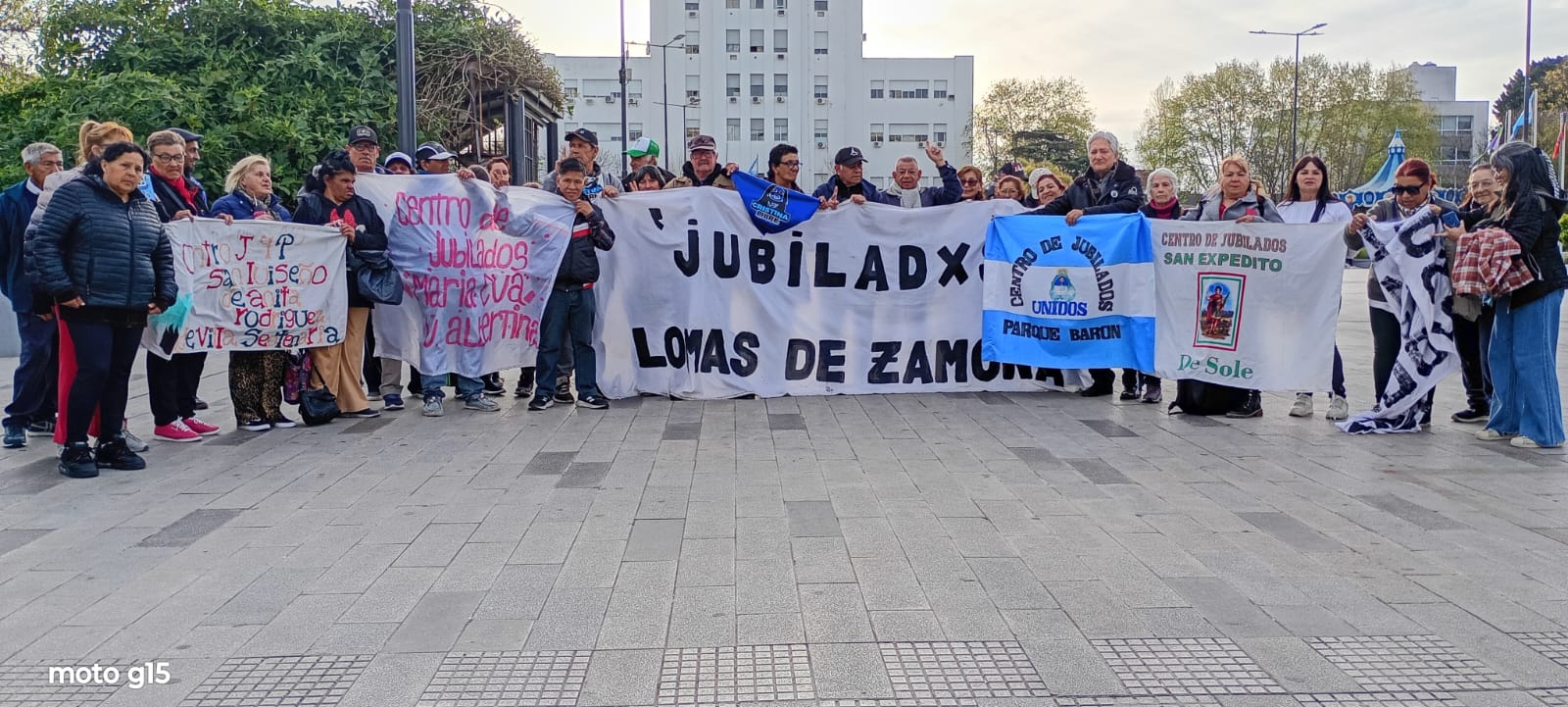 Jubilados lomenses volvieron a manifestarse contra el ajuste