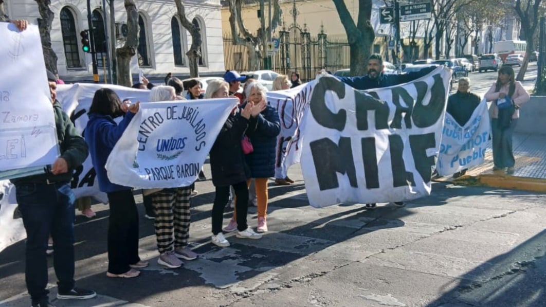 Jubilados protestaron en Lomas de Zamora contra las políticas nacionales