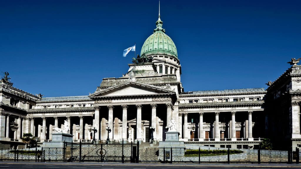 La oposición impulsa una nueva sesión legislativa centrada en el endeudamiento familiar