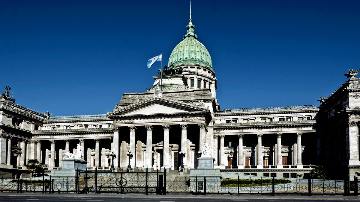 La oposición impulsa una nueva sesión legislativa centrada en el endeudamiento familiar
