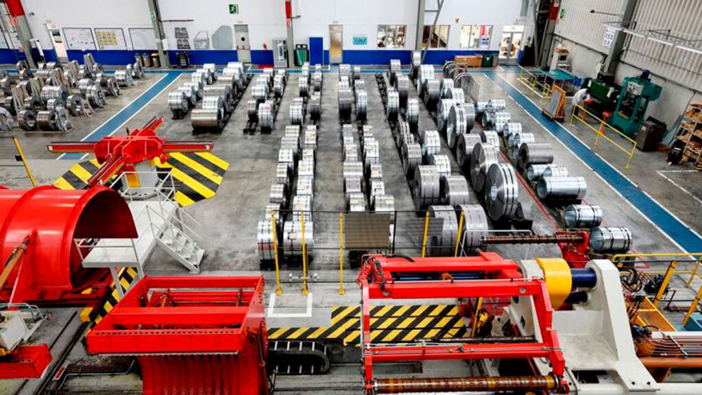 La producción industrial cayó 5% en julio y quedó cerca del peor registro