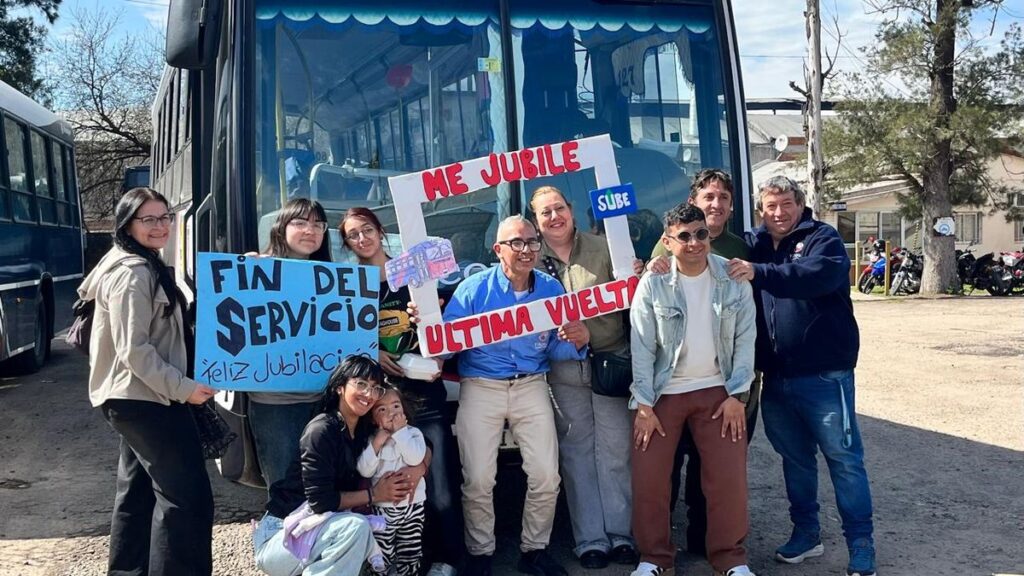 La última vuelta de Aldo, colectivero de la 561 en Lomas: 'No pensé que me querían tanto'