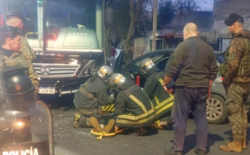 Llavallol: rescataron a un conductor tras un choque con un colectivo