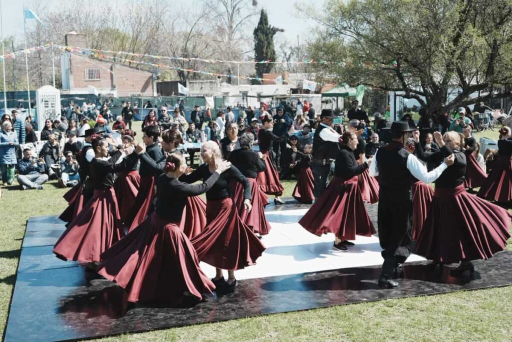 Loma Verde celebró su 9° aniversario con desfile y campeonato de asado