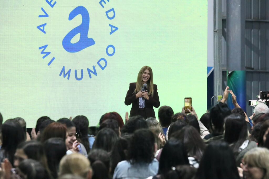 Magdalena Sierra anunció un bono de $100 mil para docentes
