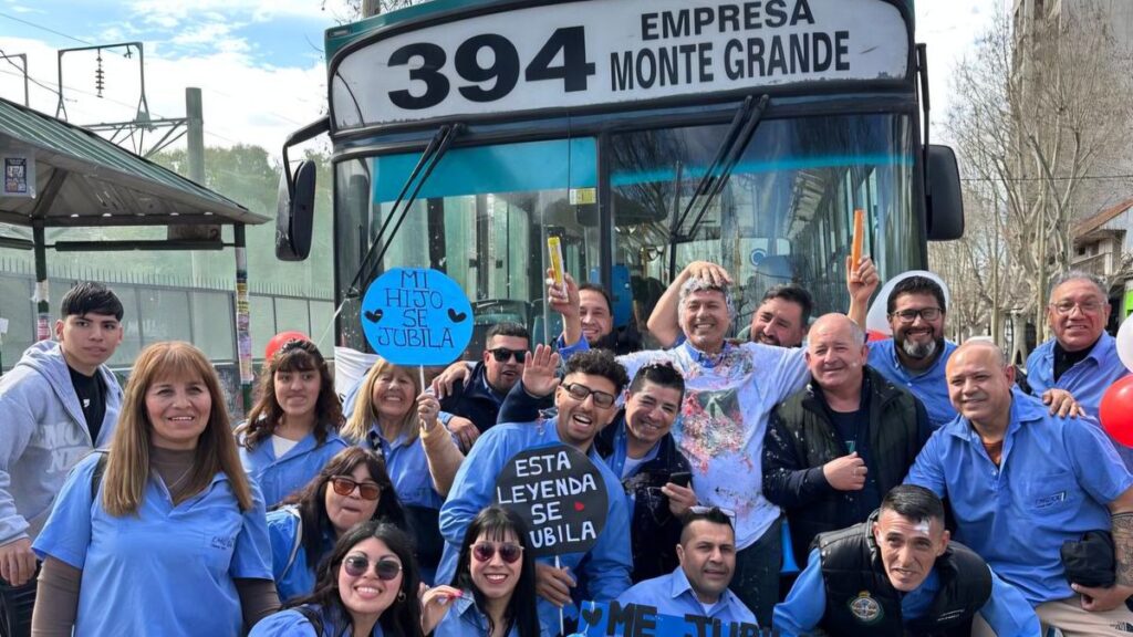 Monte Grande: dejó el fútbol para ser chofer y se jubiló arriba del colectivo con su familia