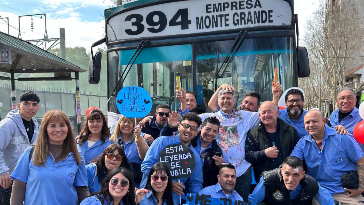 Monte Grande: dejó el fútbol para ser chofer y se jubiló arriba del colectivo con su familia