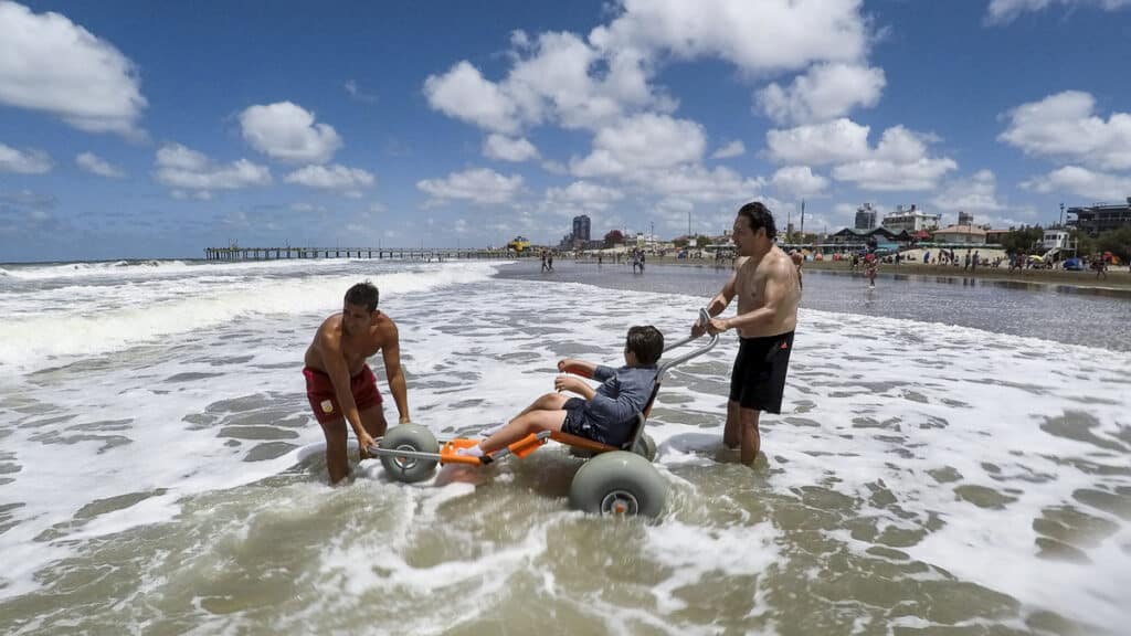 Presentan un proyecto de ley de playas accesibles para personas con discapacidad
