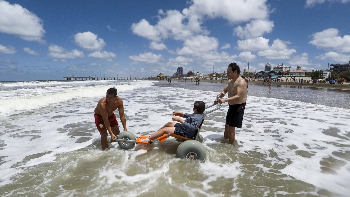 Presentan un proyecto de ley de playas accesibles para personas con discapacidad