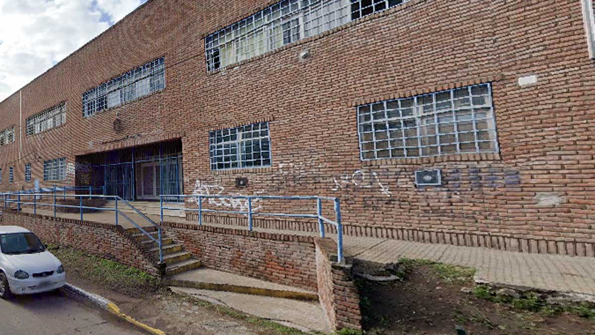 Protesta en Adrogué: resisten el cambio de escuela secundaria a técnica