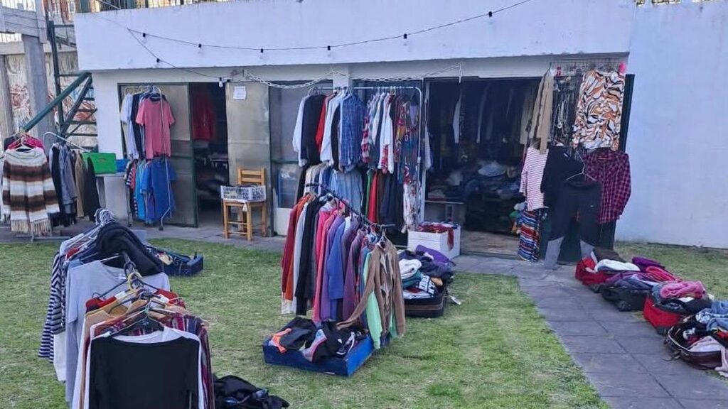 Realizan feria de moda circular para ayudar a merenderos de Lomas
