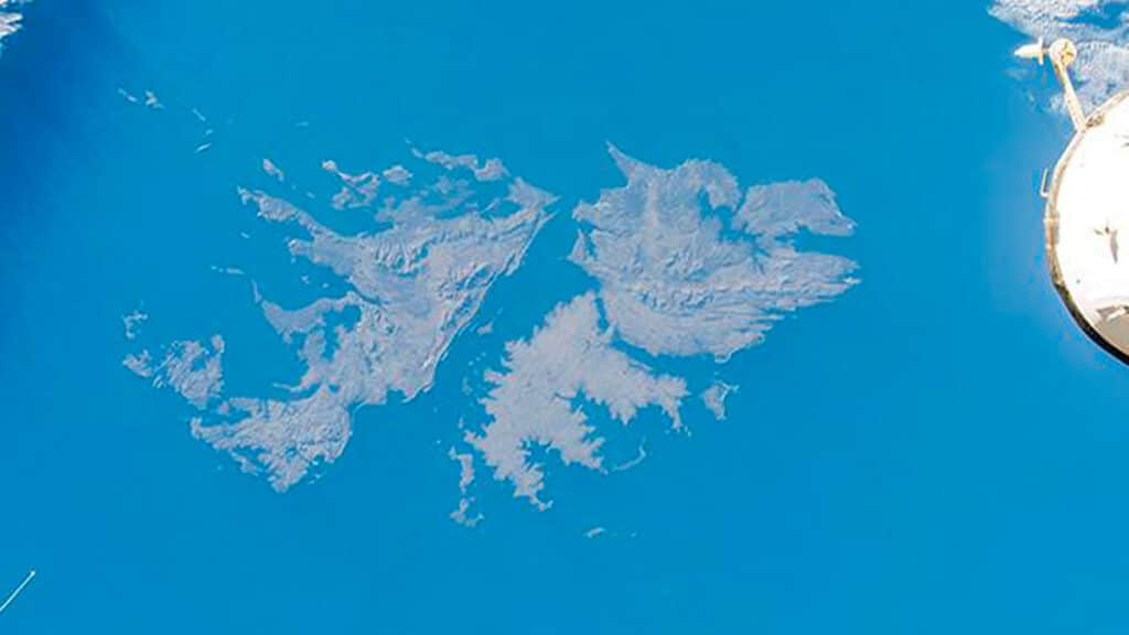 Reino Unido advierte que sus Fuerzas Armadas están en alerta por Malvinas