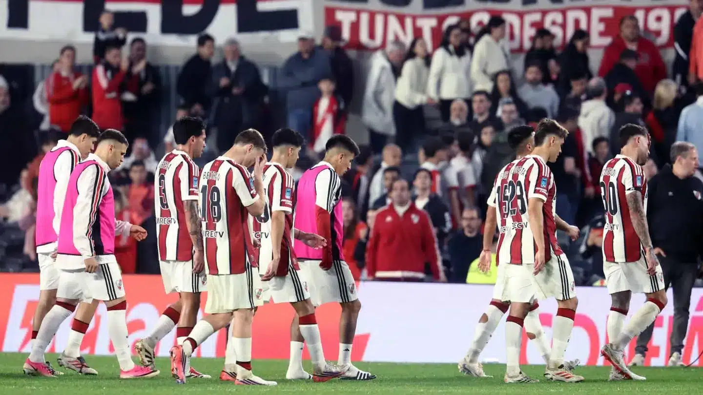 River cayó ante Huracán en el Monumental y se aleja de la cima
