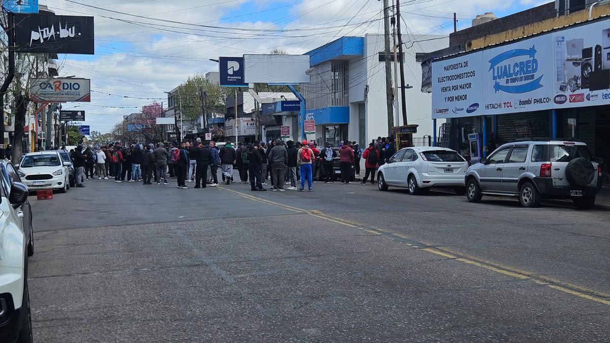 Trabajadores de Cresta Roja se movilizaron en Monte Grande por falta de pagos