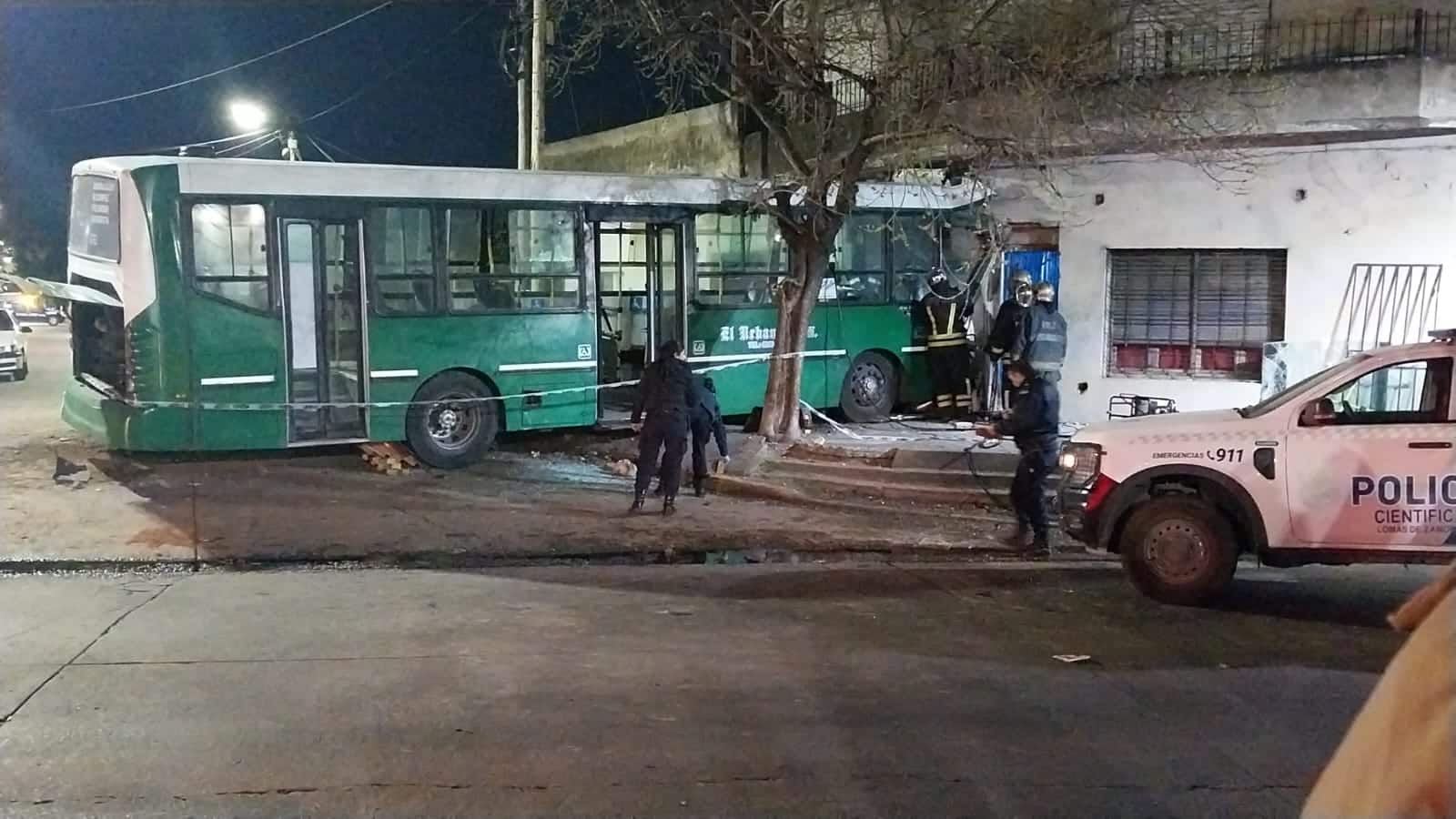 Tragedia en Temperley: un colectivero murió tras chocar contra una casa