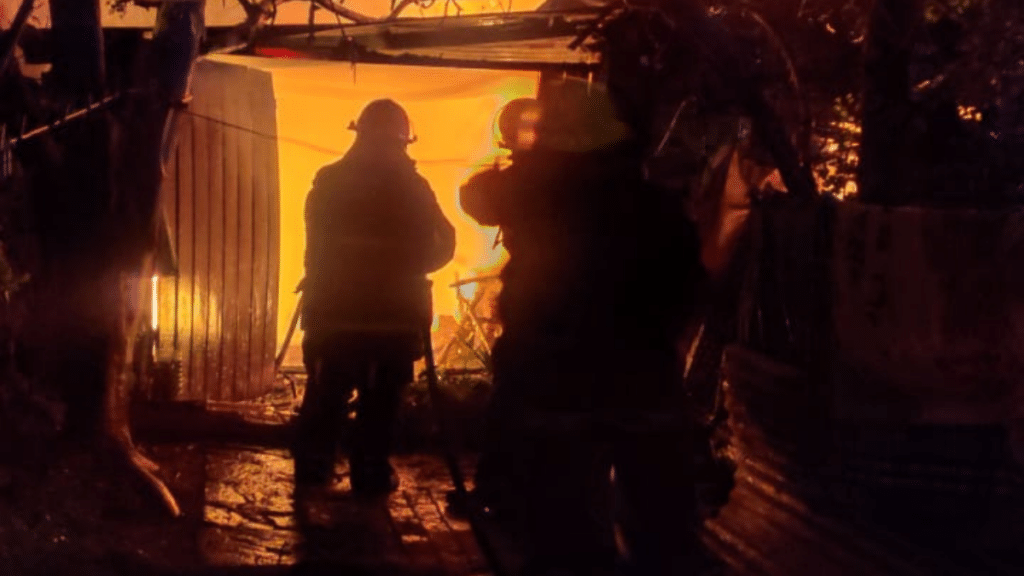 Feroz incendio en una casa de Ezeiza: una mujer perdió todo