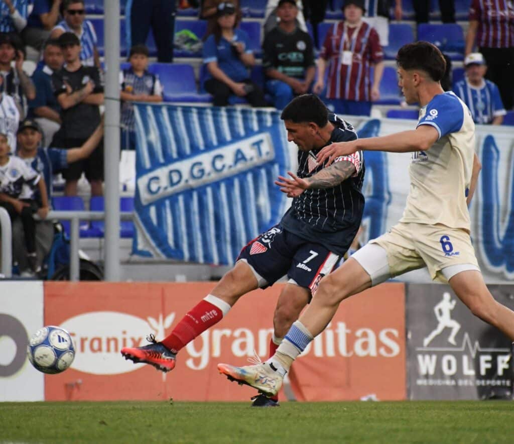 Godoy Cruz se lo dio vuelta a Los Andes sobre el final en Mendoza